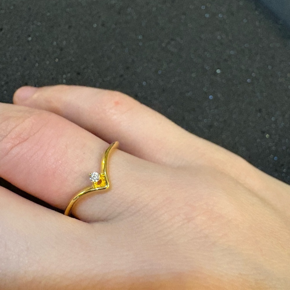 New siizu ring . Gold plated over silver with‎ grade AAA cubic zirconia stone .